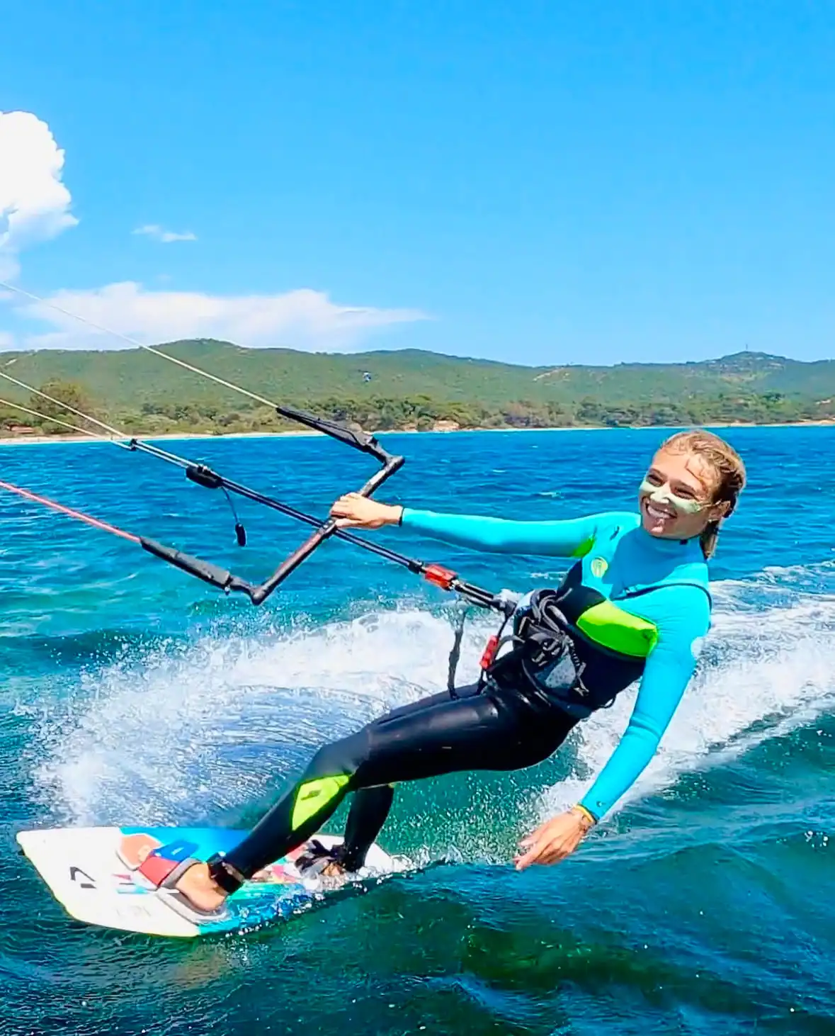 Alice Didelot pratiquant le kitesurf - Séjours Kifs