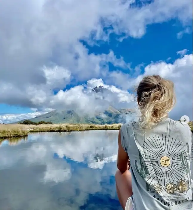Qui suis-je 1 Calme et relaxation au bord de l’eau avec vue sur un volcan en arrière-plan.