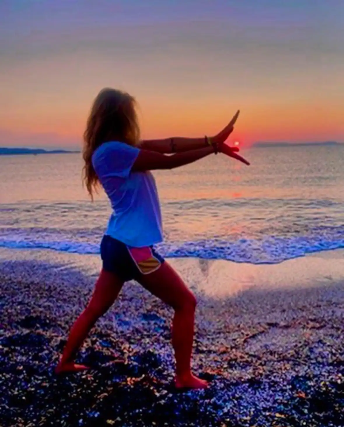 Coaching 1 Éveil spirituel et développement personnel au bord de la mer au coucher du soleil.