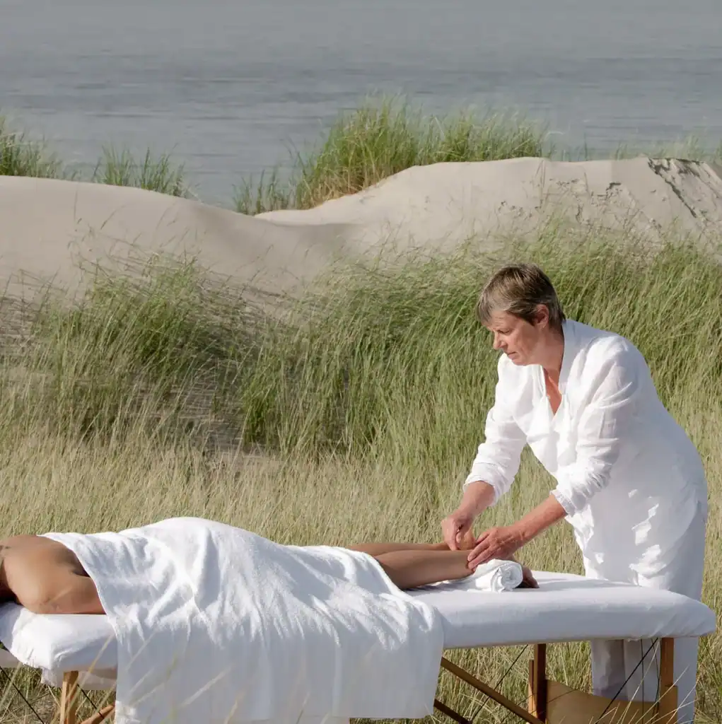 Relaxation et massage bien-être en plein air au bord de la mer, séance de relaxation avec une coach professionnelle.